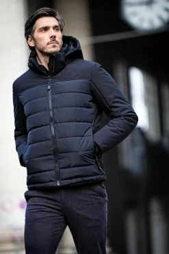 Wattierte Herrenjacke mit abnehmbarer Kapuze><noscript><img width=