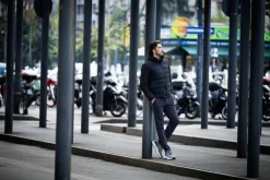 Wattierte Herrenjacke mit abnehmbarer Kapuze><noscript><img width=